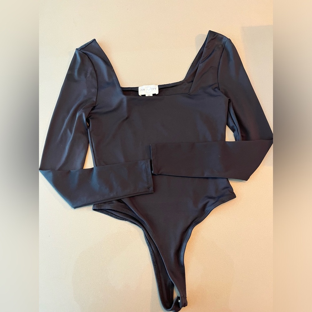 Long sleeve, square neckline bodysuit - size M